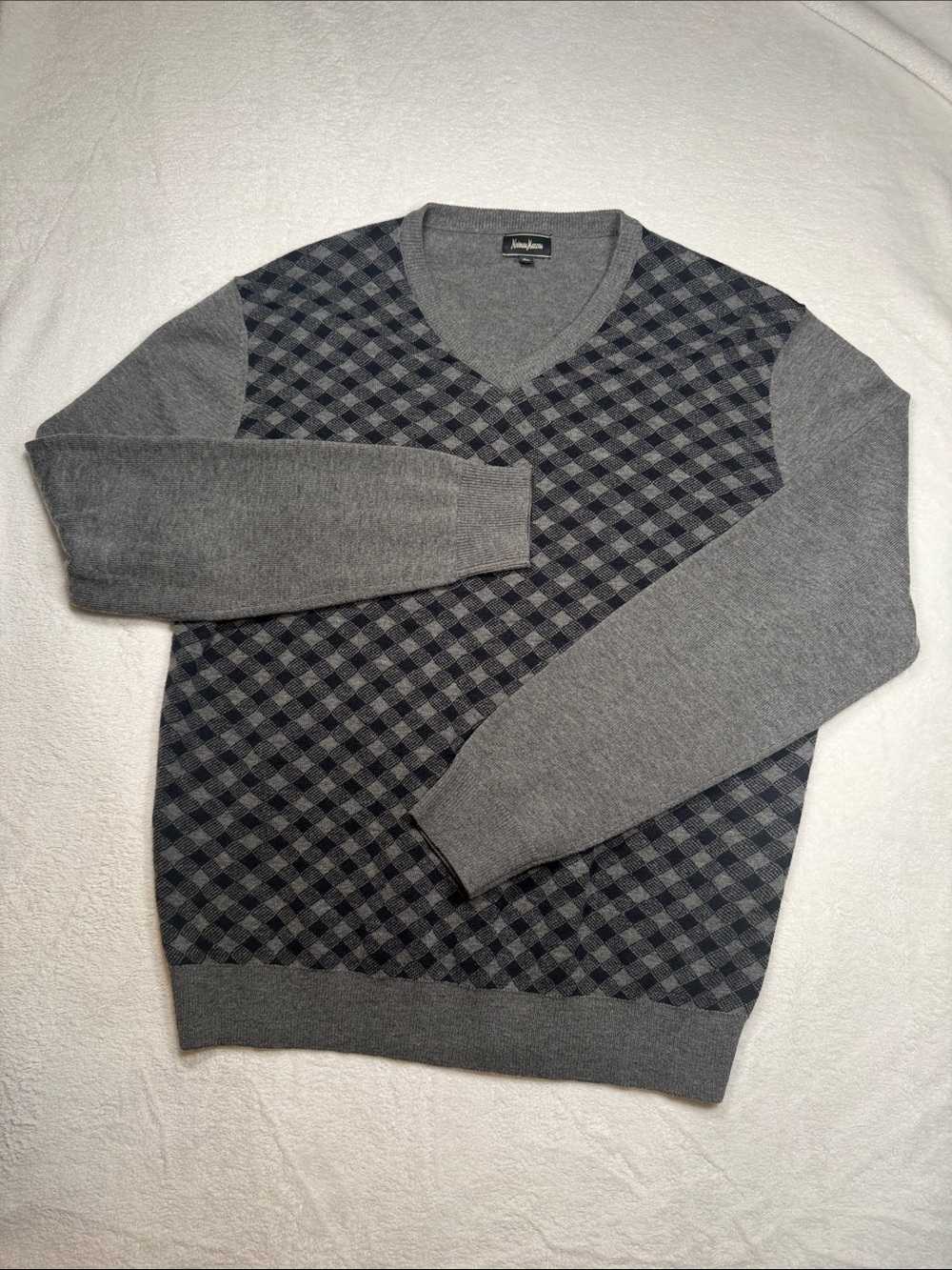 Neiman Marcus Men's Gray and Charcoal V-Neck Patterned Sweater